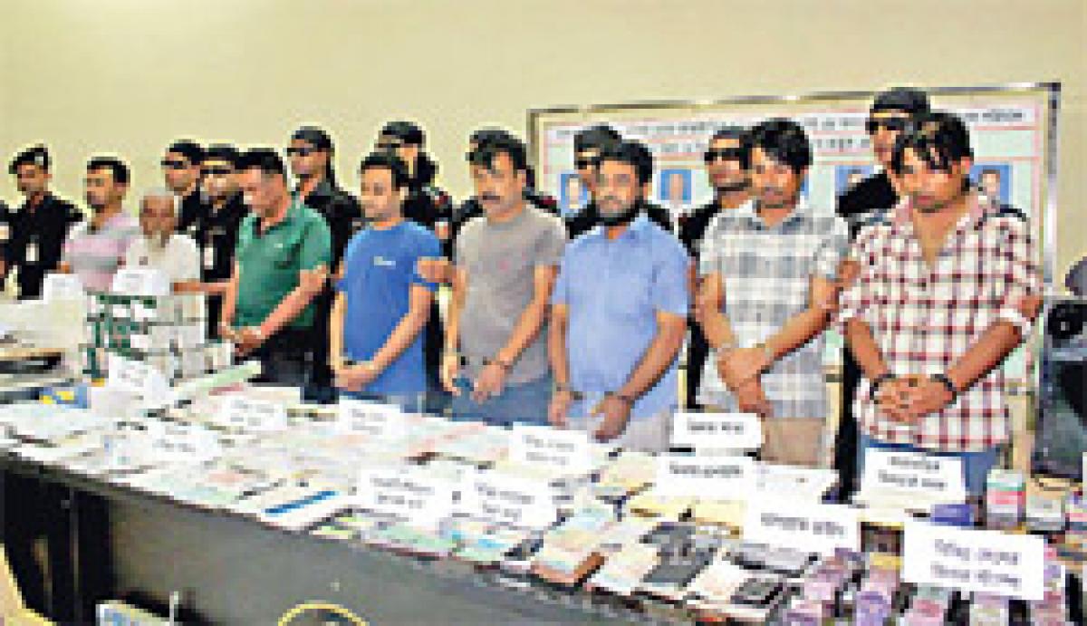 10, including  8-member gang, nabbed for theft